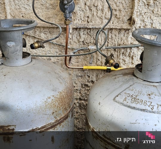 שני בלוני גז עם וסת וצינורות חיבור